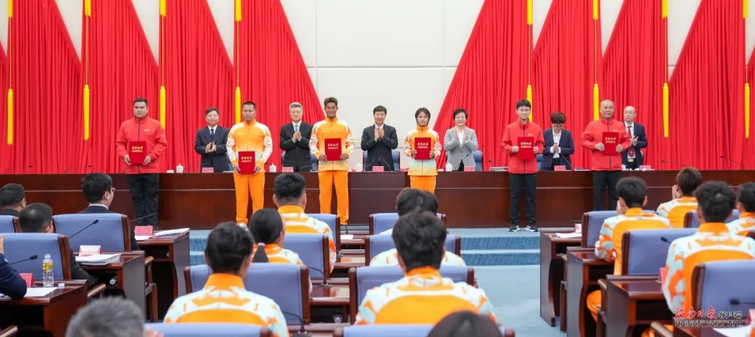 图片为会议现场图片