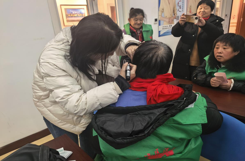 图为耳部基本检查 图为耳部基本检查