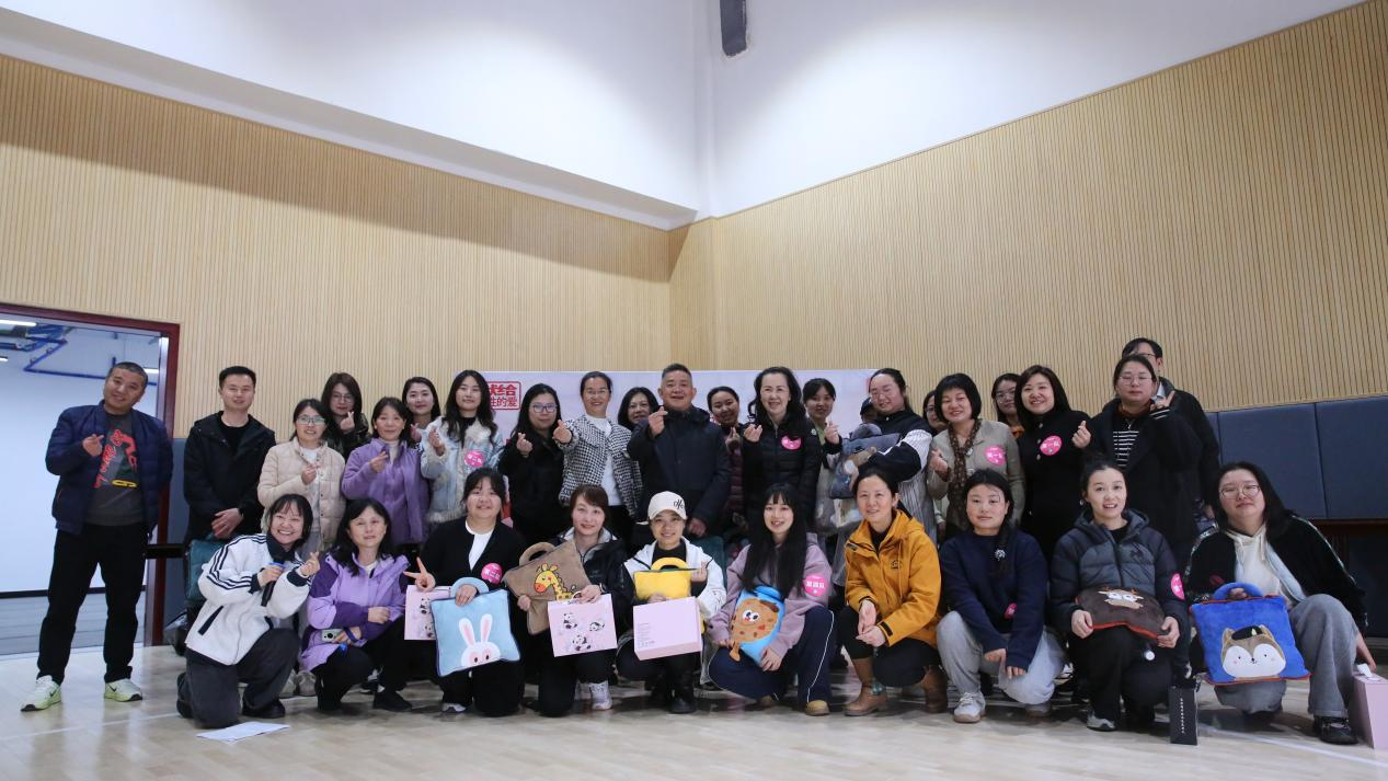 图为现场合影 图为现场合影