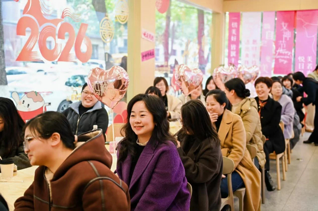 图为活动现场 图为活动现场