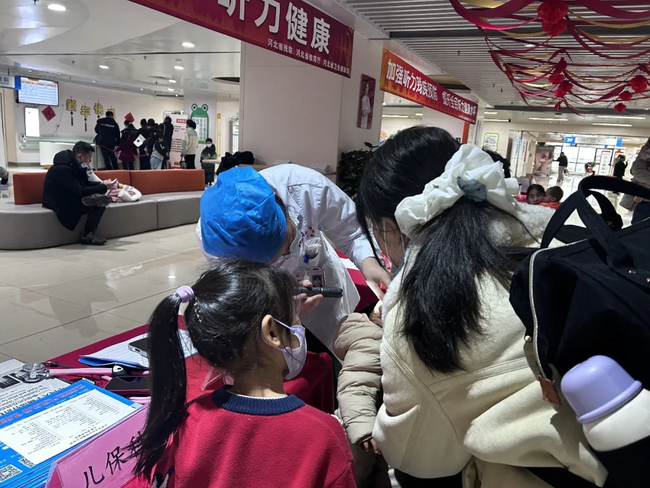 图为专家义诊 图为专家义诊