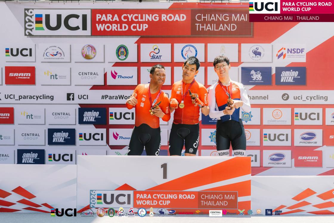 图为运动员颁奖 图为运动员颁奖