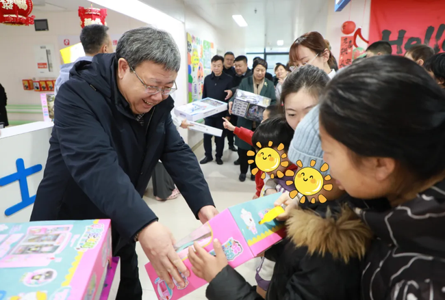 图为慰问儿童并送上开学礼包 图为慰问儿童并送上开学礼包