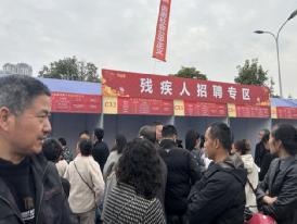 图为广汉市2026年春风行动大型招聘会在金雁汽车公园举行