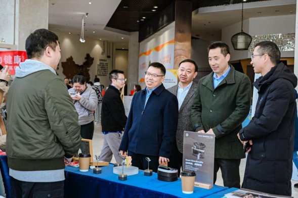 图为助听器厂家介绍相关产品