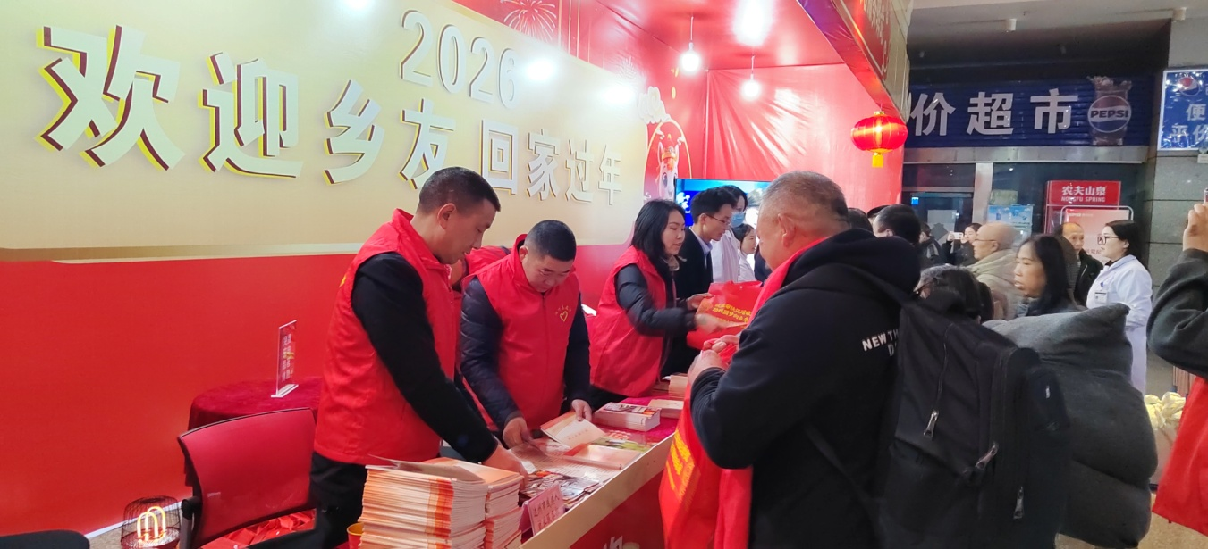 图为在达州汽车西站设置服务驿站为返乡群众提供政策咨询创业帮扶求职登记等服务