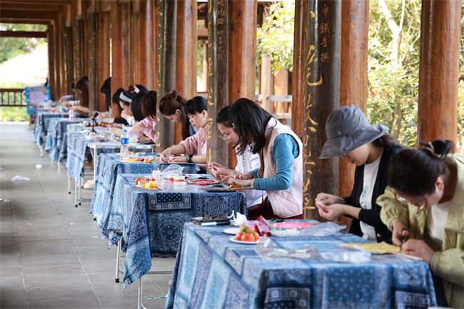 图为非遗团扇手工制作