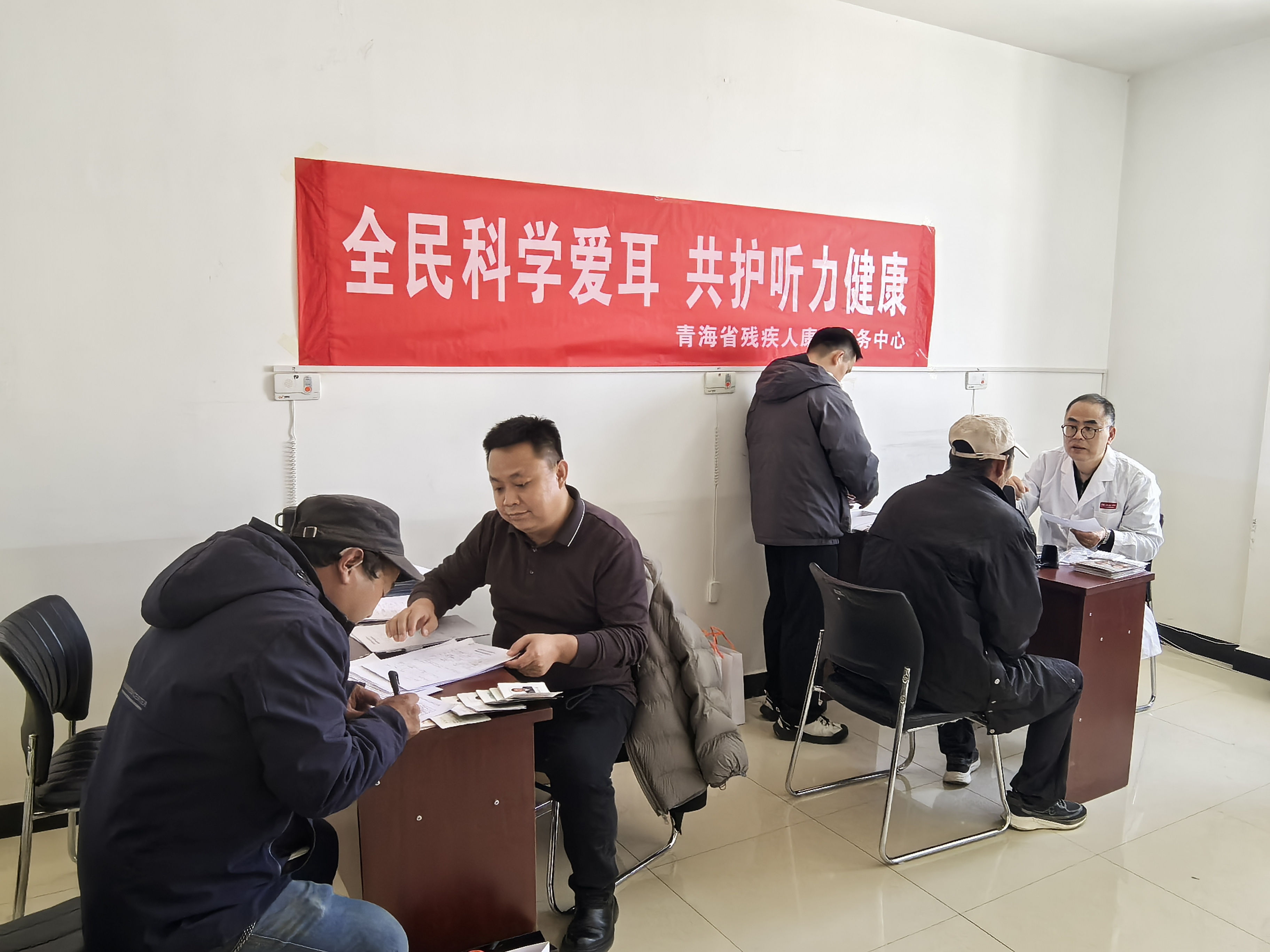 图为中心专业人员在西宁市残联验配助听器 图为中心专业人员在西宁市残联验配助听器