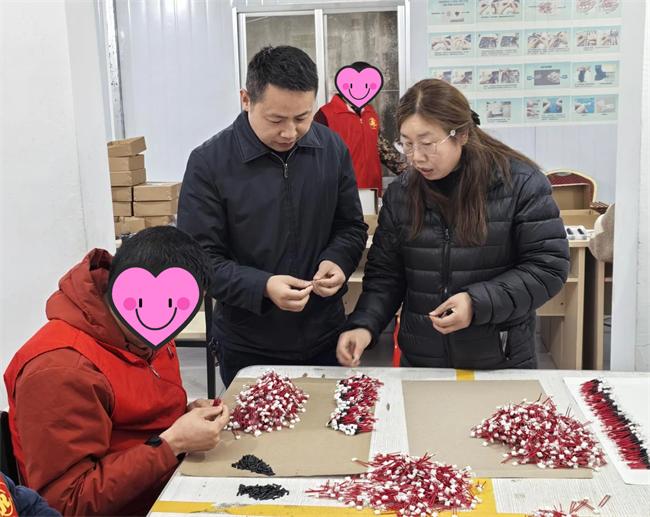 图为托养服务对象正在进行零件手工组装等辅助性就业工作