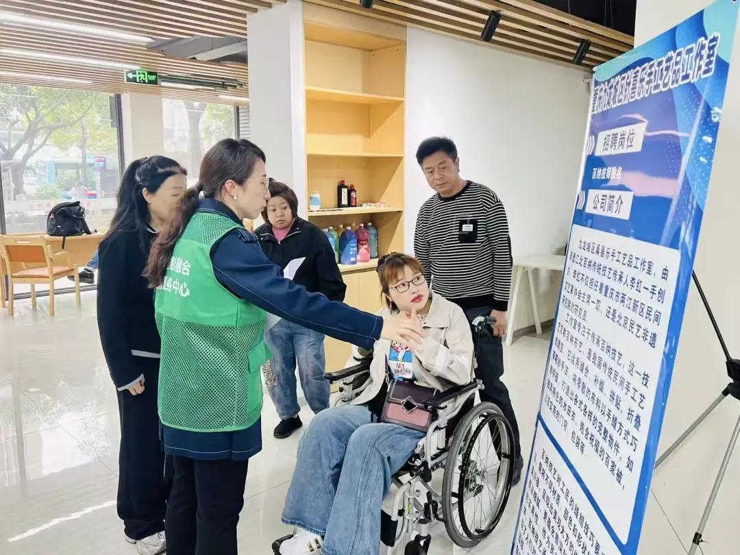 图为招聘活动现场 图为招聘活动现场