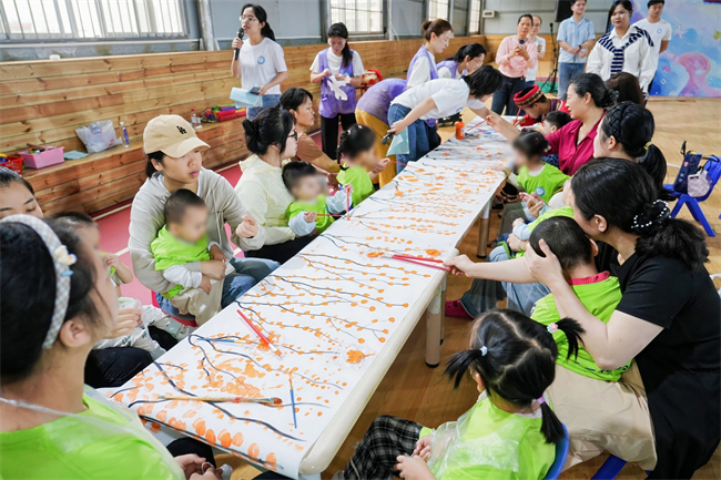 图为孩子们共同绘画 图为孩子们共同绘画