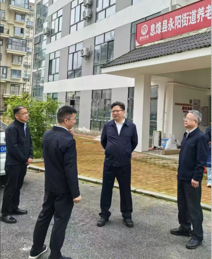 图为在息烽县托养机构深入了解中心建设情况、运营情况 图为在息烽县托养机构深入了解中心建设情况、运营情况