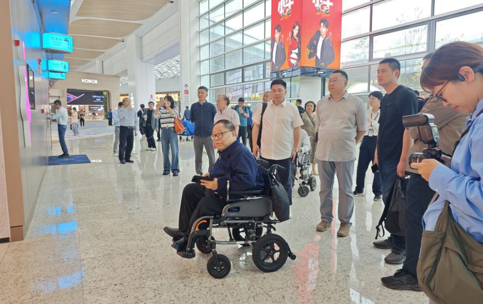 图为吕世明携20多位来自全国各地的无障碍智库专家等调研白云机场T3航站楼无障碍环境建设 图为吕世明携20多位来自全国各地的无障碍智库专家等调研白云机场T3航站楼无障碍环境建设