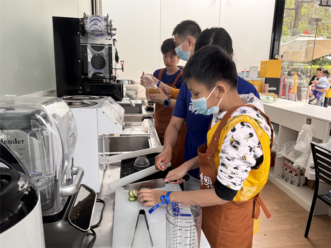 图为亲手体验饮品制作 图为亲手体验饮品制作