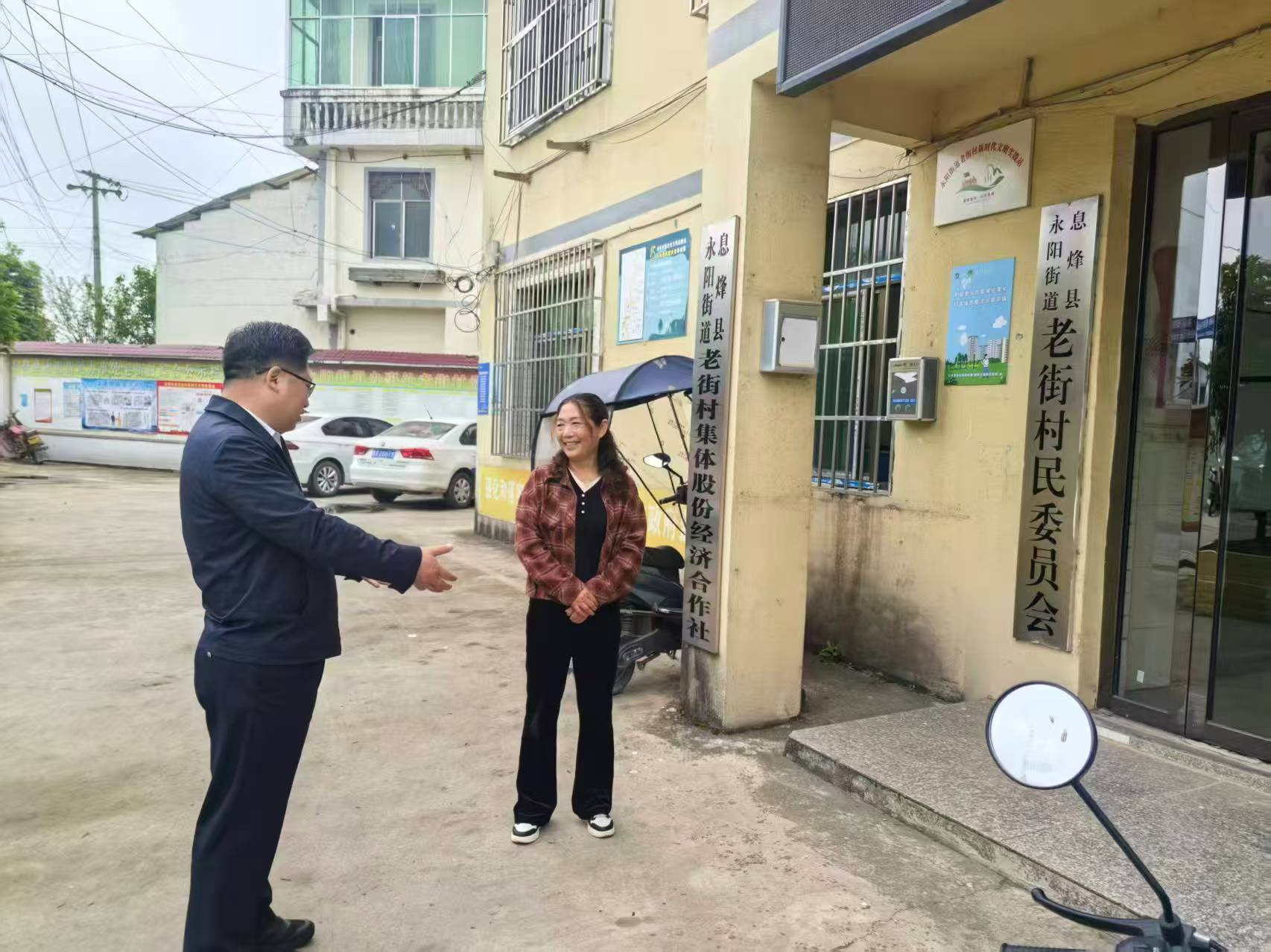 图为周代军与残疾人专职委员亲切交谈 图为周代军与残疾人专职委员亲切交谈