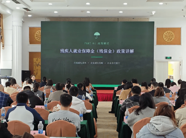 图为培训现场 图为培训现场