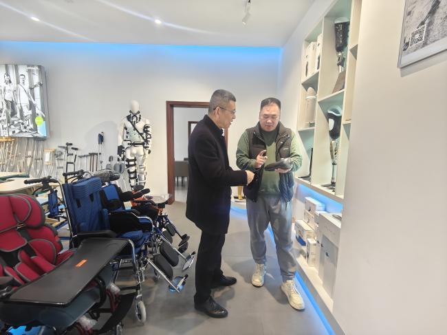 图为在辅具适配服务机构查看智能假肢关节