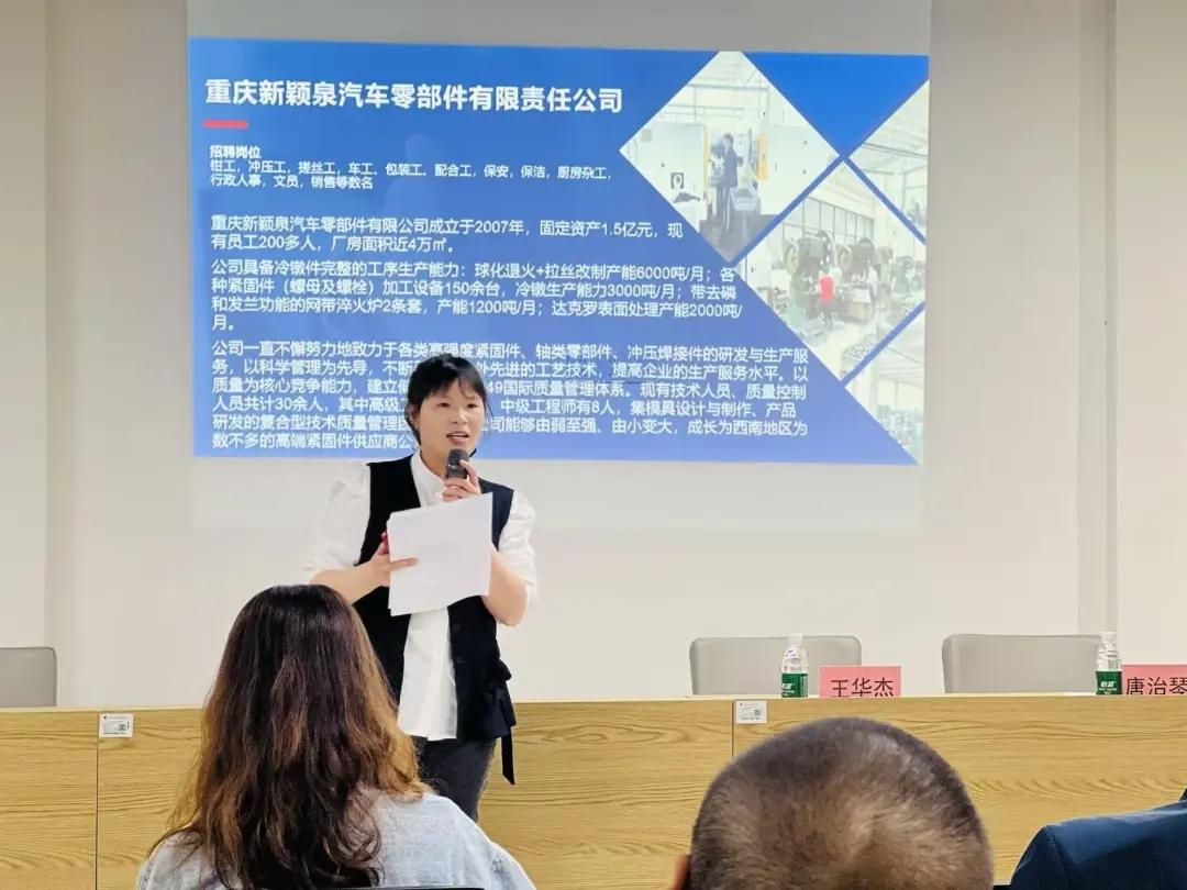 图为招聘活动现场 图为招聘活动现场