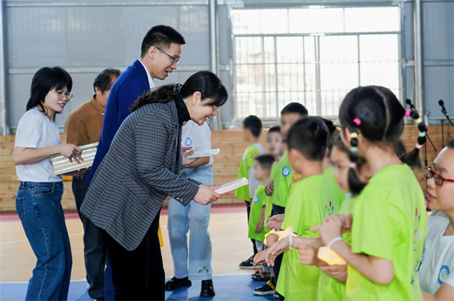 图为参加活动嘉宾为在训儿童赠送礼物 图为参加活动嘉宾为在训儿童赠送礼物