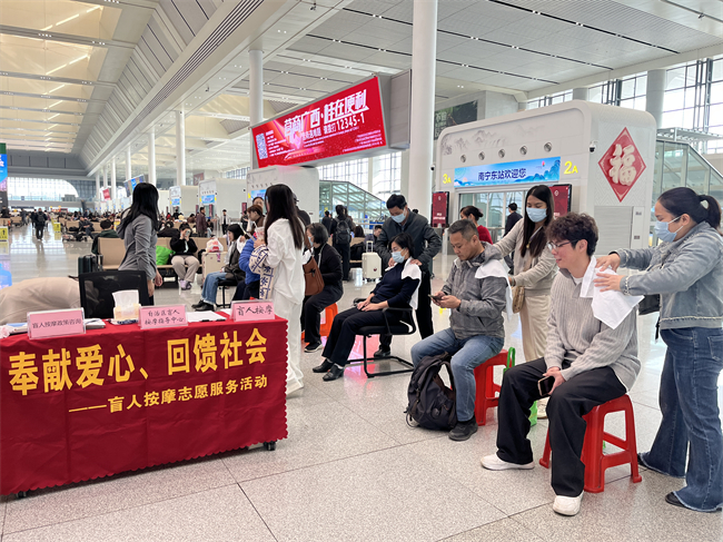 图为志愿服务活动现场 图为志愿服务活动现场