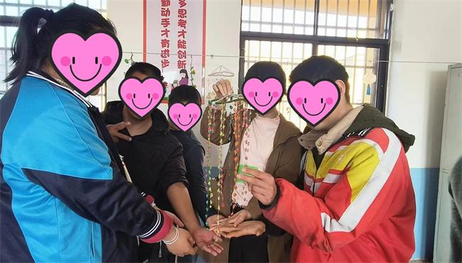 图为托养服务对象正在进行团体手工趣味活动