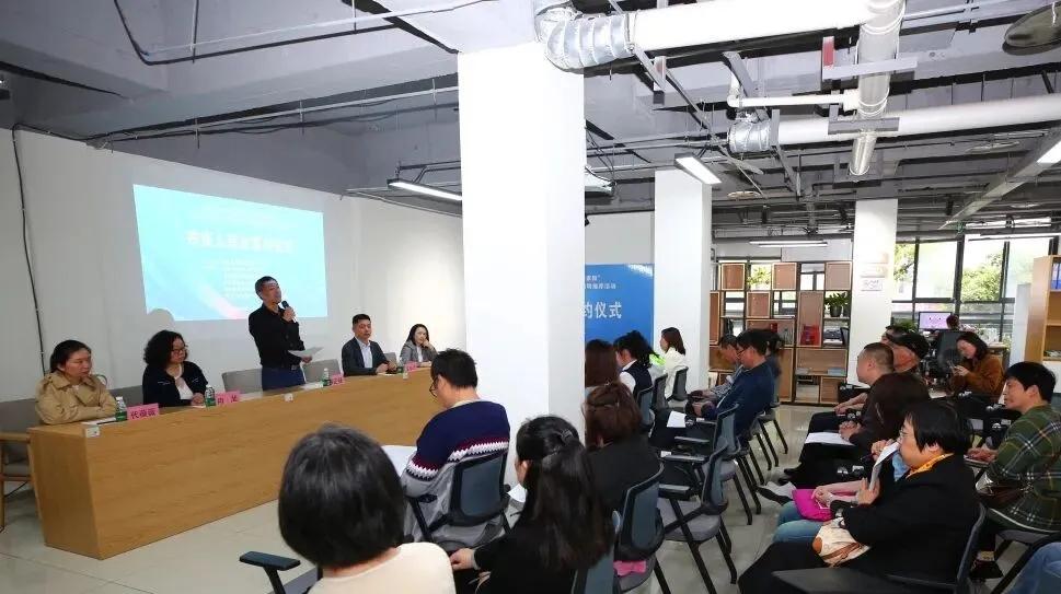 图为招聘活动现场 图为招聘活动现场
