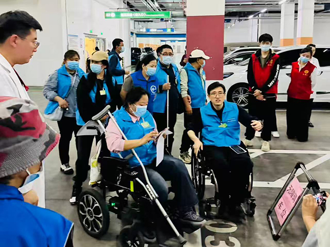图为督导队员在体验无障碍停车位 图为督导队员在体验无障碍停车位