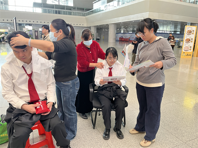 图为志愿服务活动现场 图为志愿服务活动现场