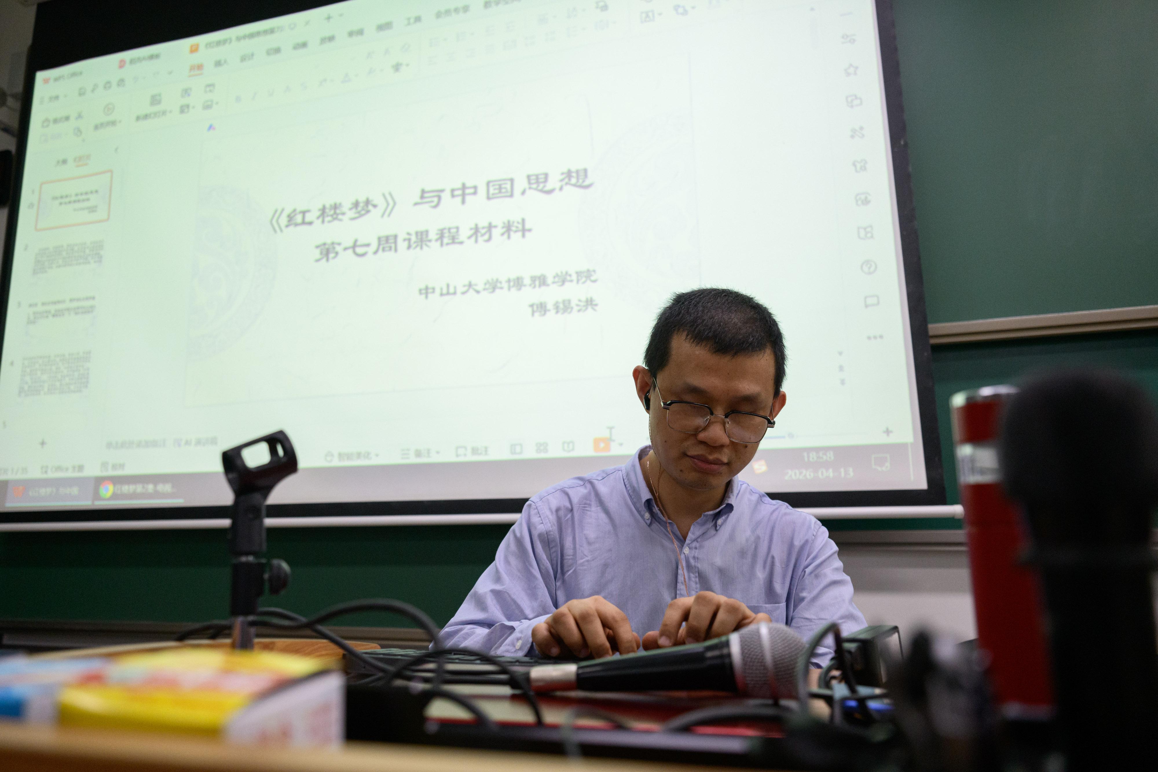 图为傅锡洪老师在做课前准备工作