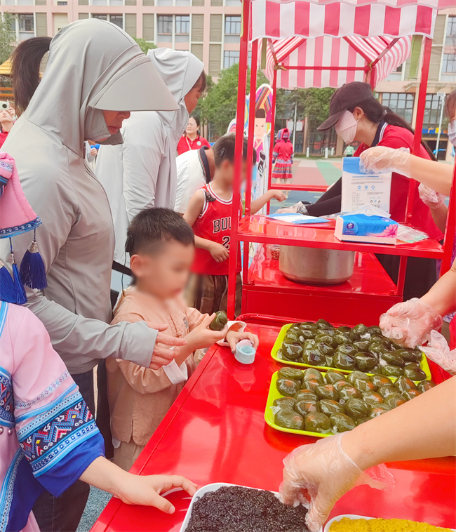 图为幼儿品尝壮乡传统美食 图为幼儿品尝壮乡传统美食