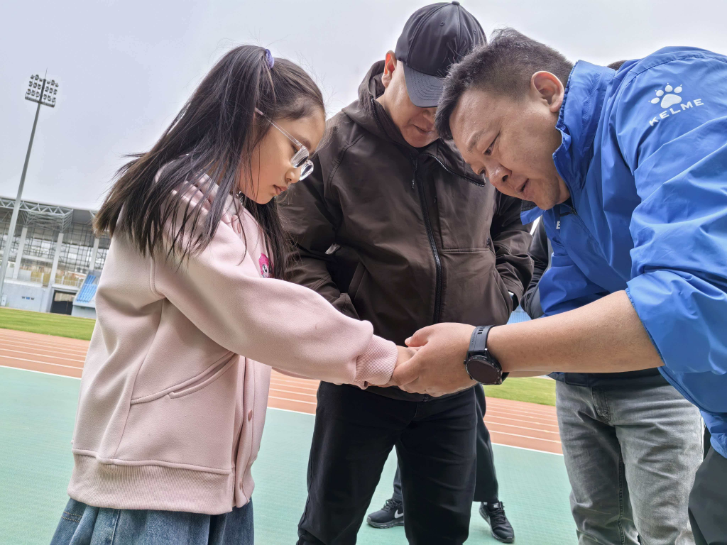 图为选拔现场对运动员苗子进行运动医学功能分级