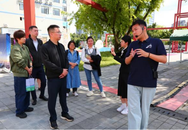 图为活动现场 图为活动现场