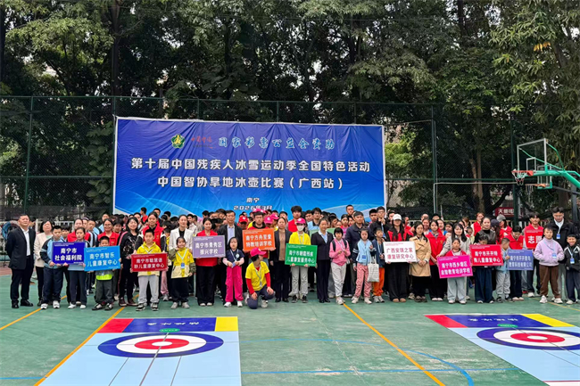 图为参加活动人员合影