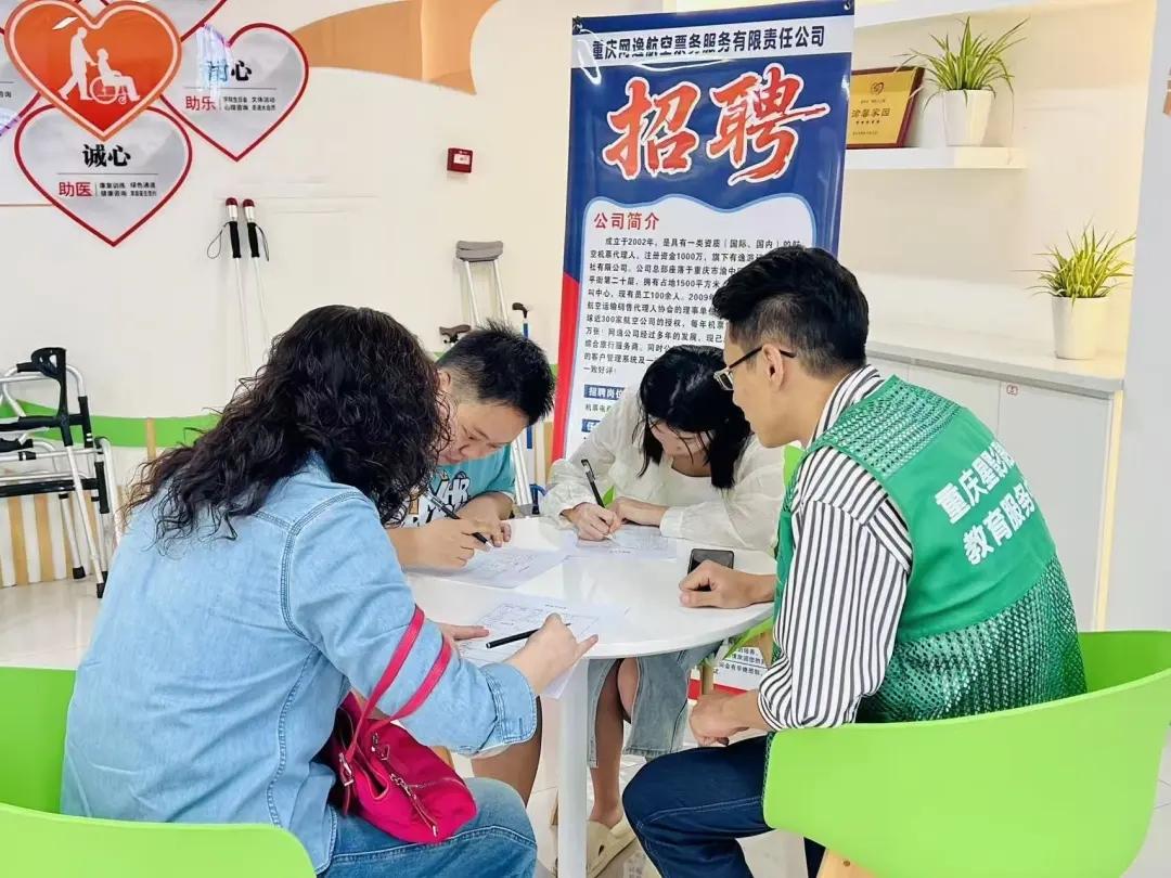图为招聘活动现场 图为招聘活动现场
