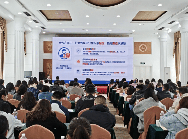 图为培训现场 图为培训现场