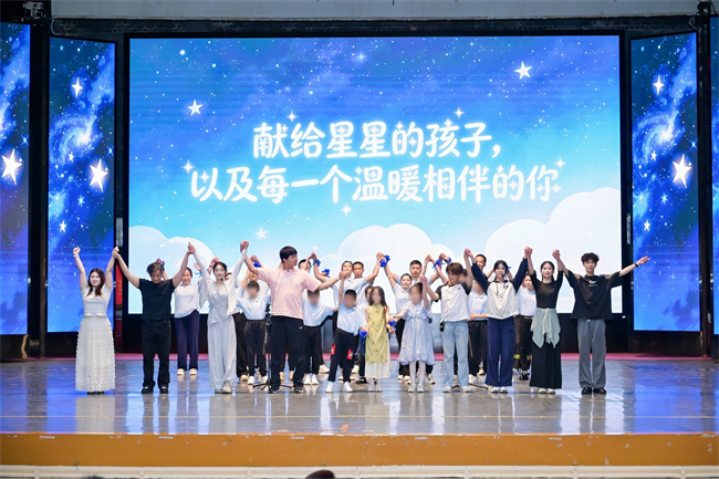 图为《但我爱你》舞台剧谢幕