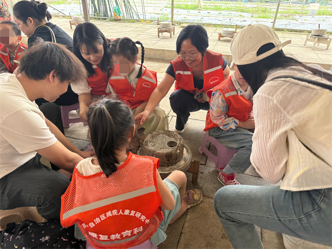 图为体验豆浆制作 图为体验豆浆制作