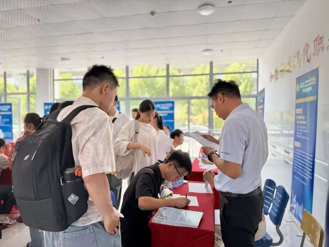 图为招聘会现场