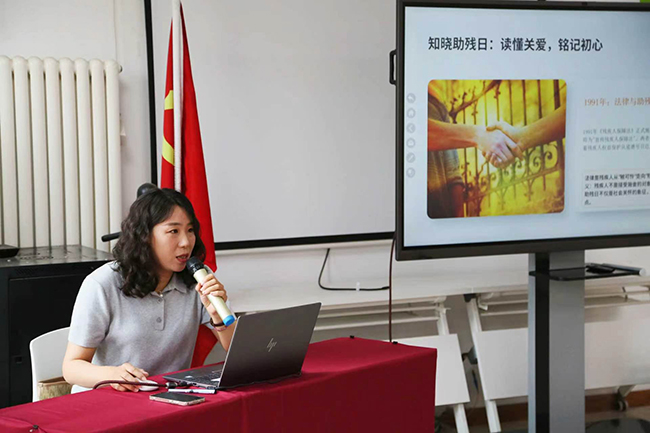 图为律师讲解涉残法律法规