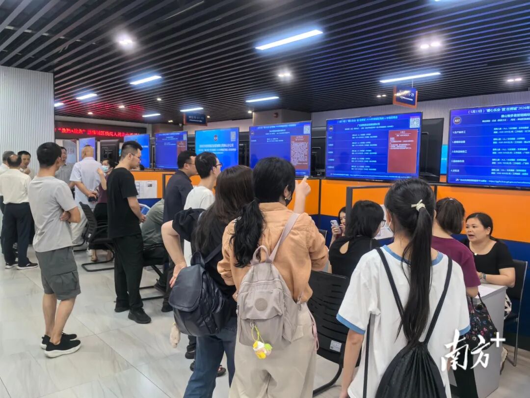 图为招聘会现场 图为招聘会现场