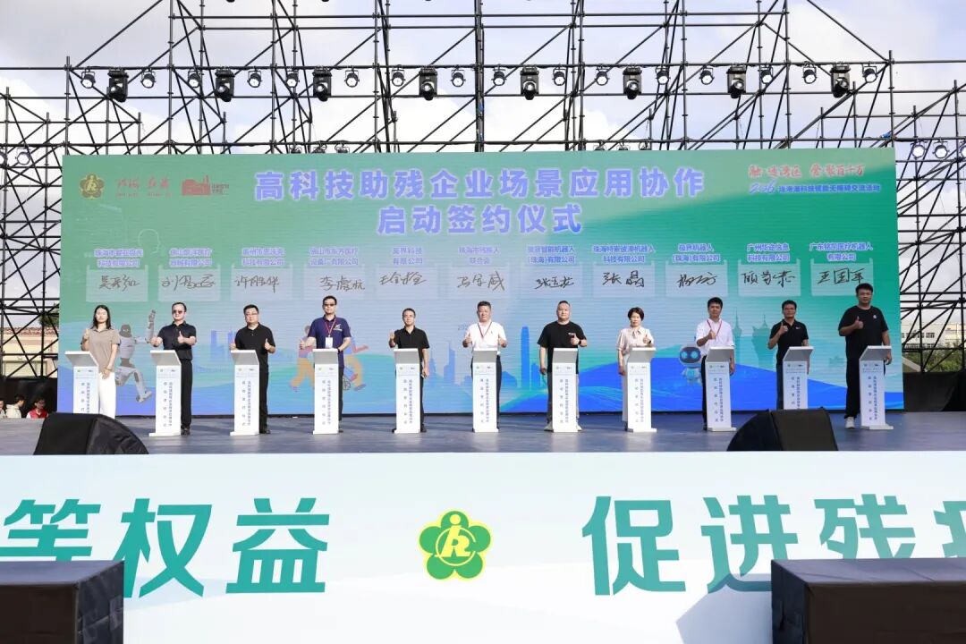 图为活动现场 图为活动现场