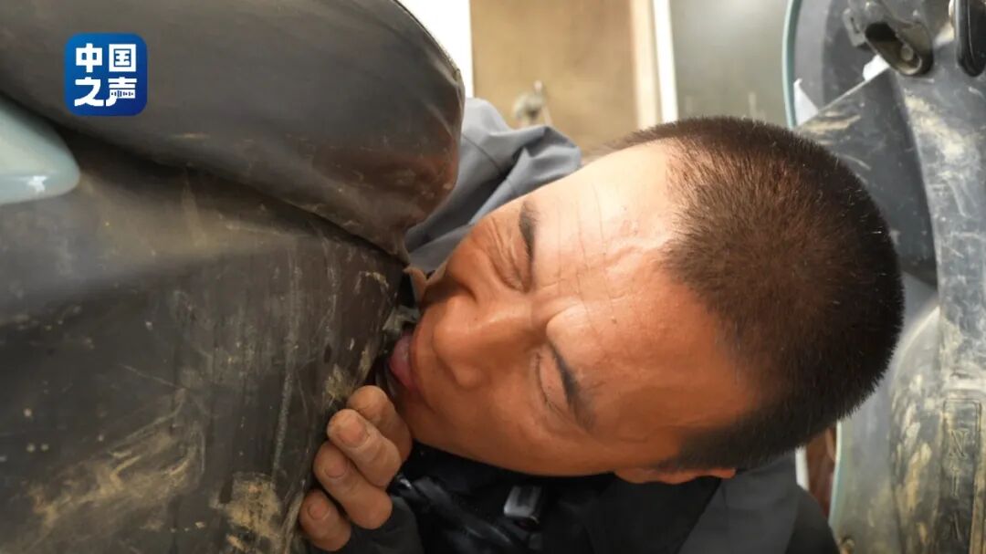 图为李喜柱用舌头检测电路是否正常