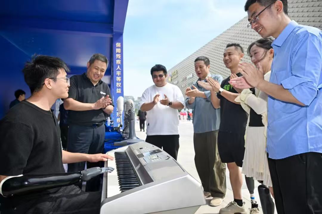 图为体验官在用仿生手为大家弹奏《穿越时空的思念》