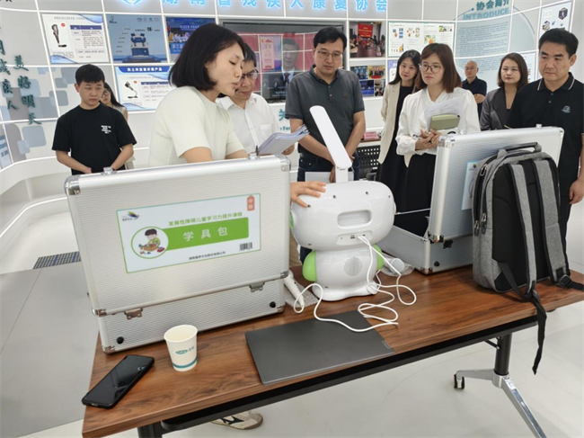 图为企业工作人员向评审专家现场讲解产品功能、技术特点及应用情况