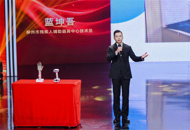 图为蓝坤吾宣讲