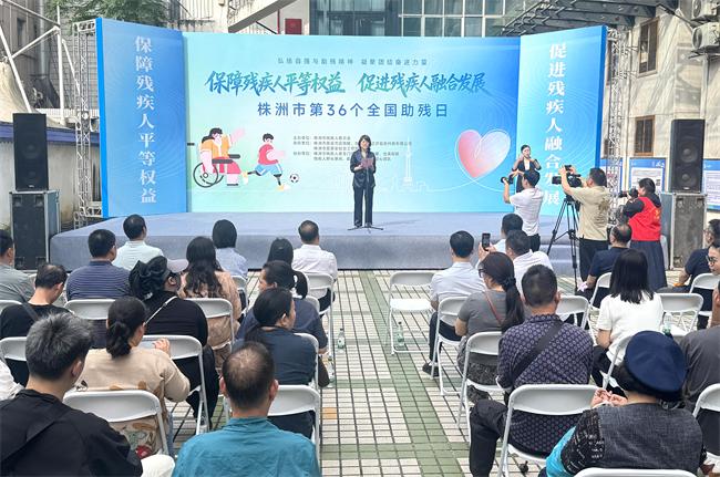 图为活动现场 图为活动现场