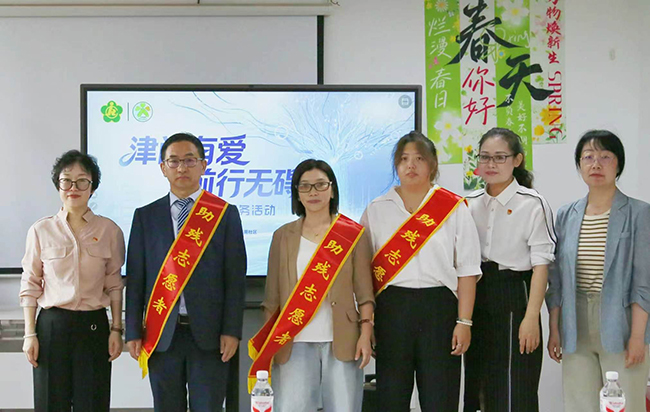 图为为助残志愿者佩戴绶带