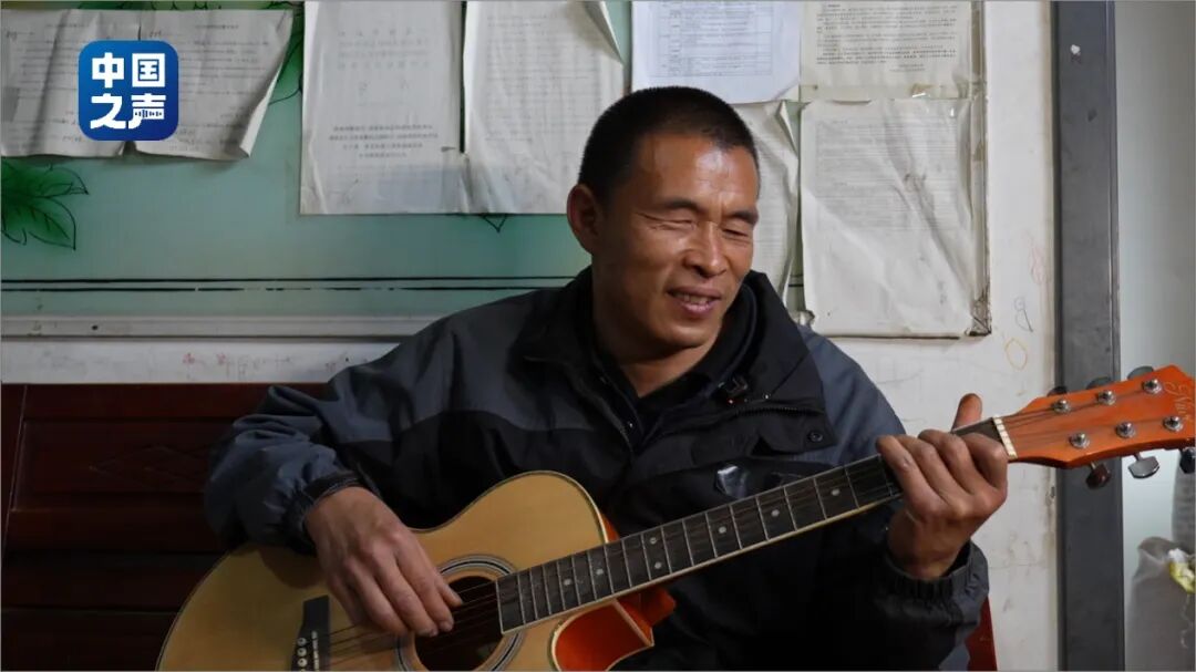 图为李喜柱弹吉他