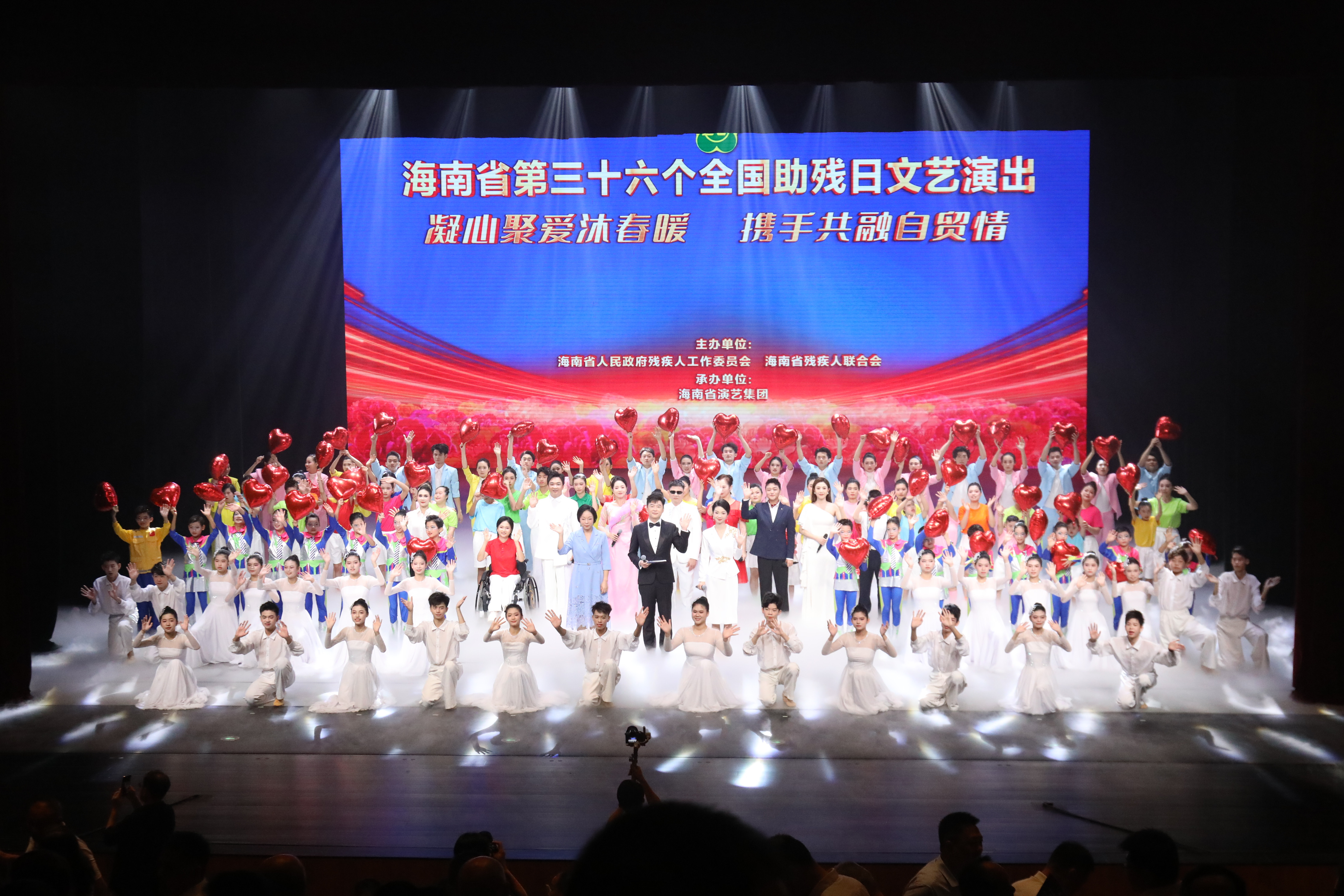 图片为表彰活动现场图片 图片为表彰活动现场图片