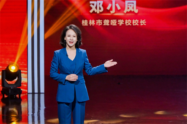 图为邓小凤宣讲